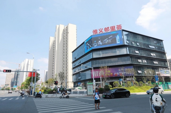 何黨生調(diào)研集團重點項目建設(shè)——惟義鄰里中心項目進(jìn)入收尾階段